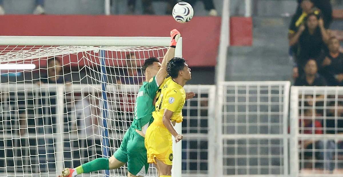 Thủ thành Lê Giang Patrik chơi nổi bật ở trận lượt đi